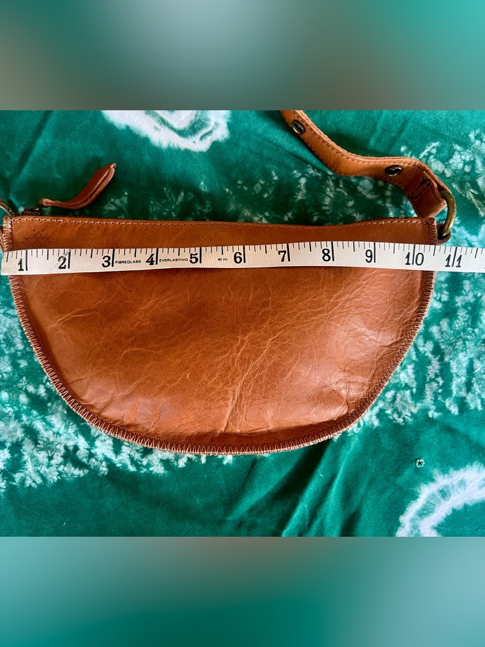 Lyons Leather Co. Vintage Honey Leather Bee Crossbody Bag - Picture 4 of 12